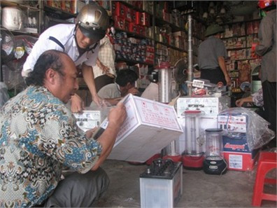 Khách hàng đang lựa chọn các thiết bị tích điện