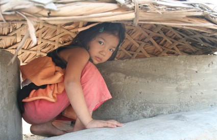 Bố mẹ đi làm ăn xa, cháu bé phải theo ông ra đồng muối