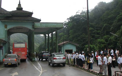 Khách du lịch và xe cộ thông quan qua cửa khẩu Nậm Pao ( Lào)