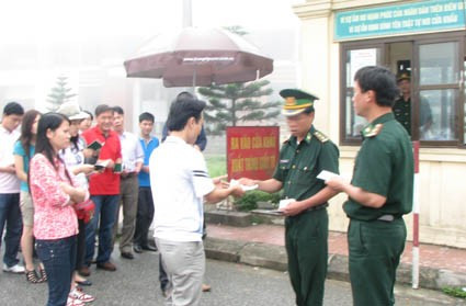 Các chiến sĩ biên phòng Việt Nam làm thủ tục XNC cho du khách