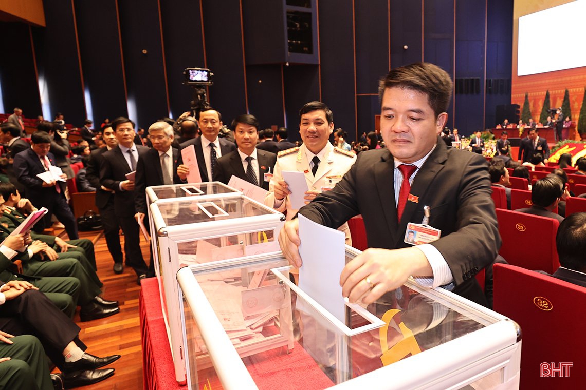 Đoàn đại biểu Hà Tĩnh tham gia bỏ phiếu bầu Ban Chấp hành Trung ương khóa XIII