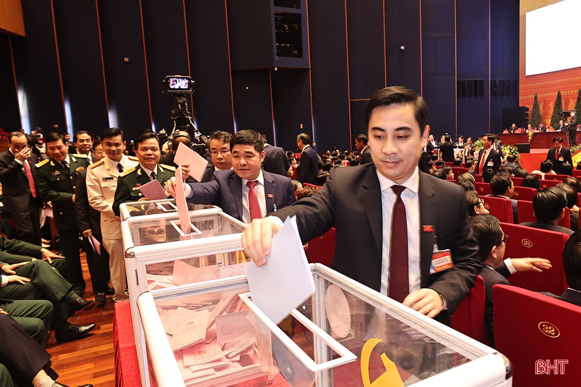 Đoàn đại biểu Hà Tĩnh tham gia bỏ phiếu bầu Ban Chấp hành Trung ương khóa XIII