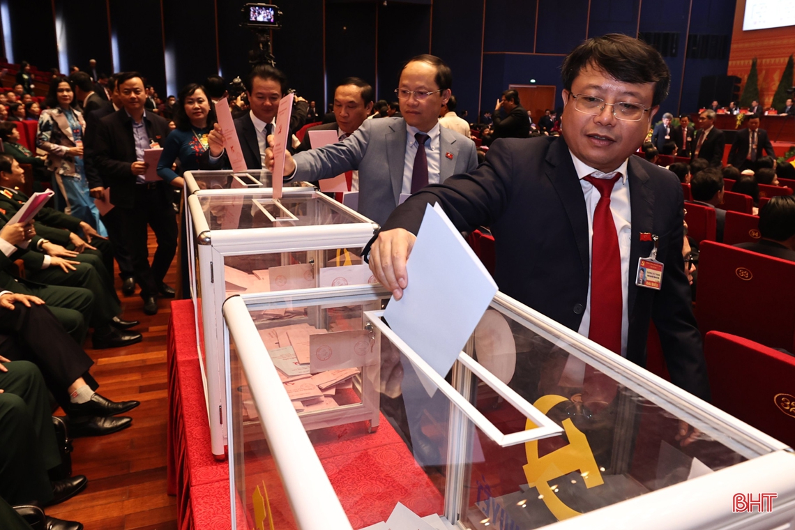 Đoàn đại biểu Hà Tĩnh tham gia bỏ phiếu bầu Ban Chấp hành Trung ương khóa XIII