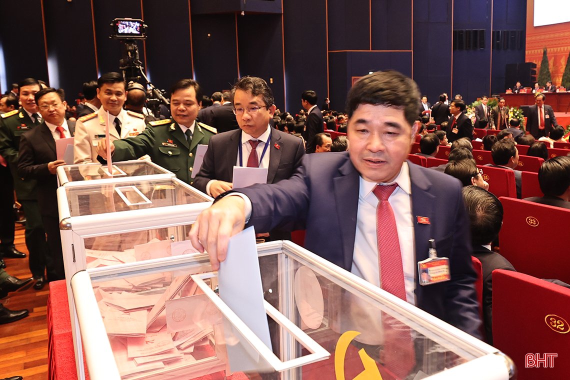 Đoàn đại biểu Hà Tĩnh tham gia bỏ phiếu bầu Ban Chấp hành Trung ương khóa XIII