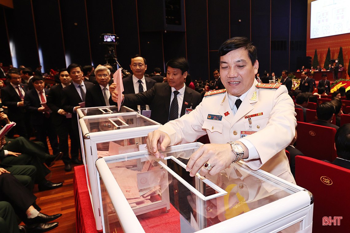 Đoàn đại biểu Hà Tĩnh tham gia bỏ phiếu bầu Ban Chấp hành Trung ương khóa XIII