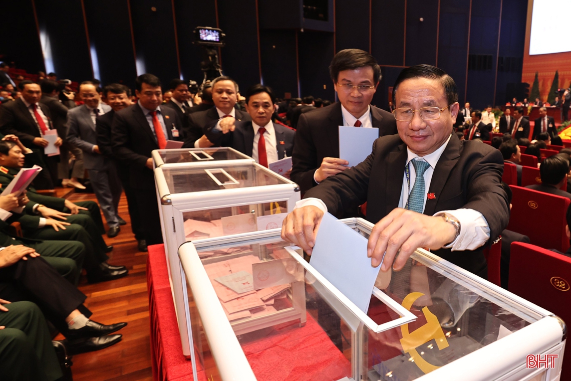 Đoàn đại biểu Hà Tĩnh tham gia bỏ phiếu bầu Ban Chấp hành Trung ương khóa XIII