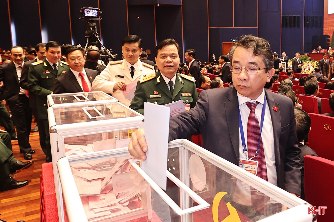 Đoàn đại biểu Hà Tĩnh tham gia bỏ phiếu bầu Ban Chấp hành Trung ương khóa XIII