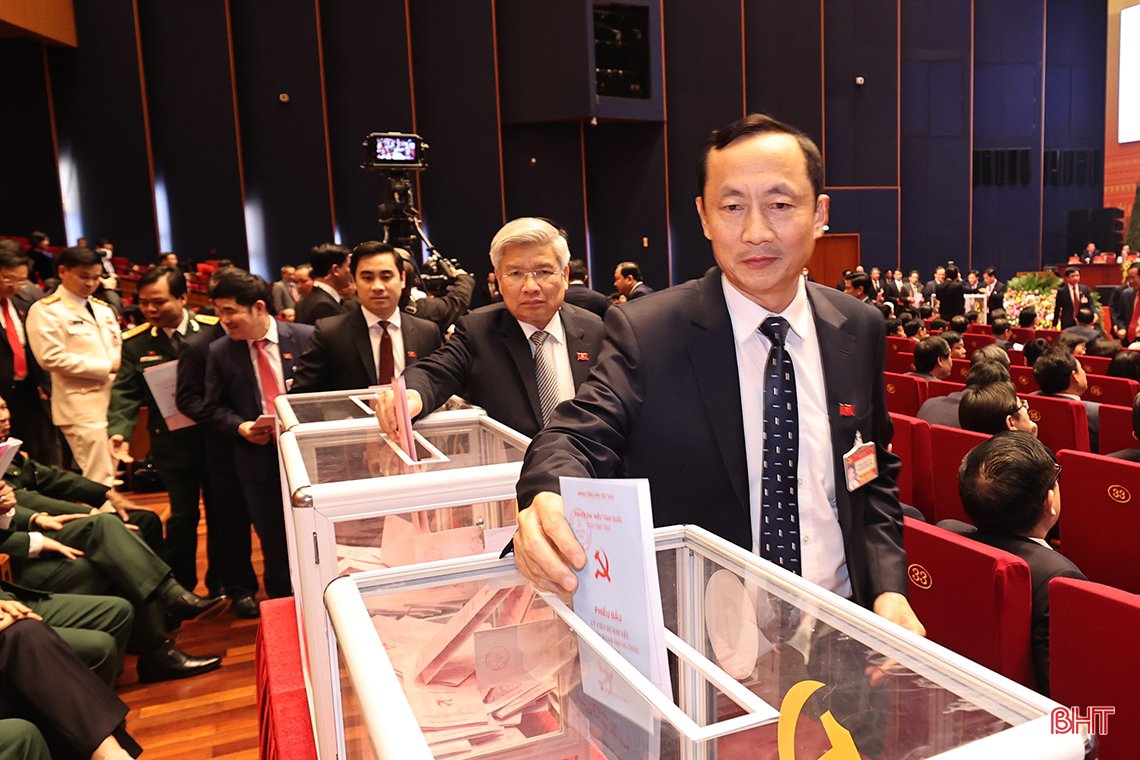 Đoàn đại biểu Hà Tĩnh tham gia bỏ phiếu bầu Ban Chấp hành Trung ương khóa XIII