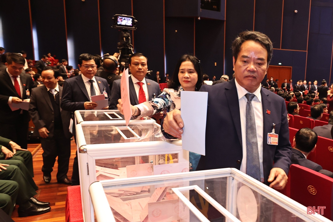 Đoàn đại biểu Hà Tĩnh tham gia bỏ phiếu bầu Ban Chấp hành Trung ương khóa XIII