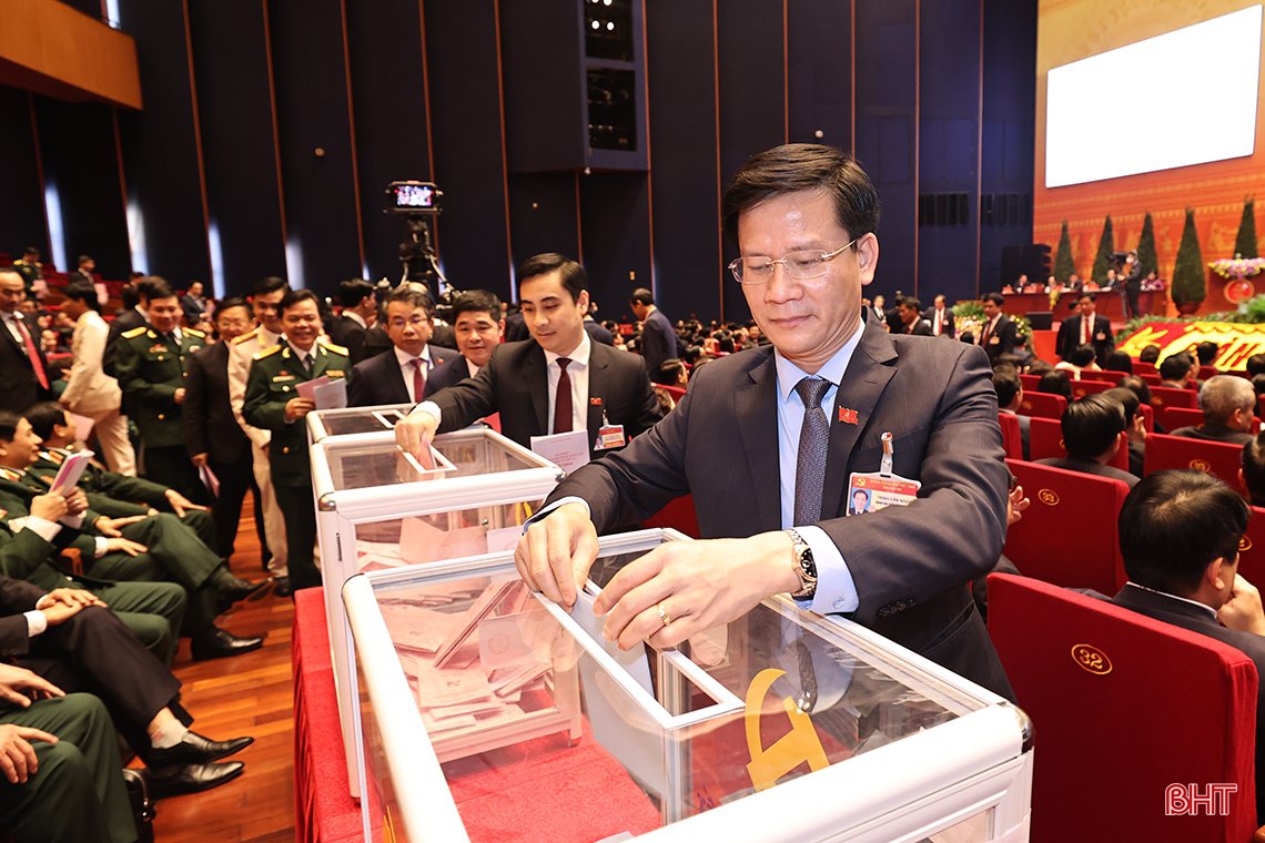 Đoàn đại biểu Hà Tĩnh tham gia bỏ phiếu bầu Ban Chấp hành Trung ương khóa XIII