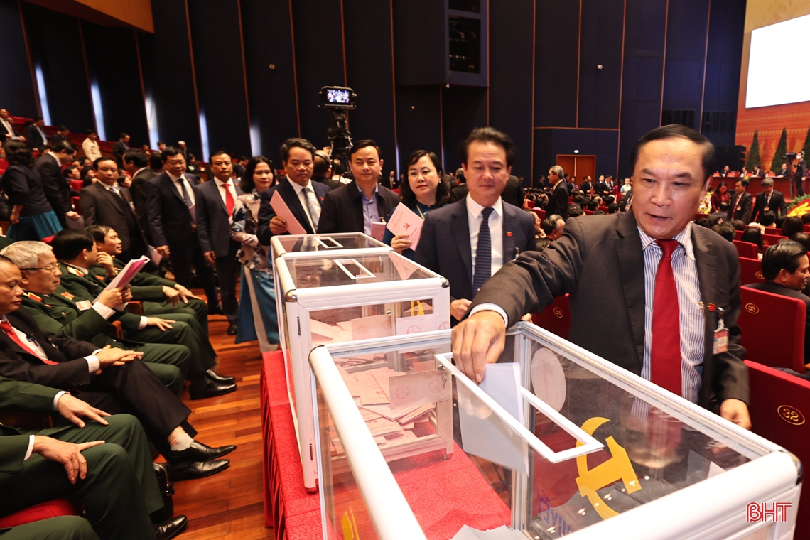 Đoàn đại biểu Hà Tĩnh tham gia bỏ phiếu bầu Ban Chấp hành Trung ương khóa XIII