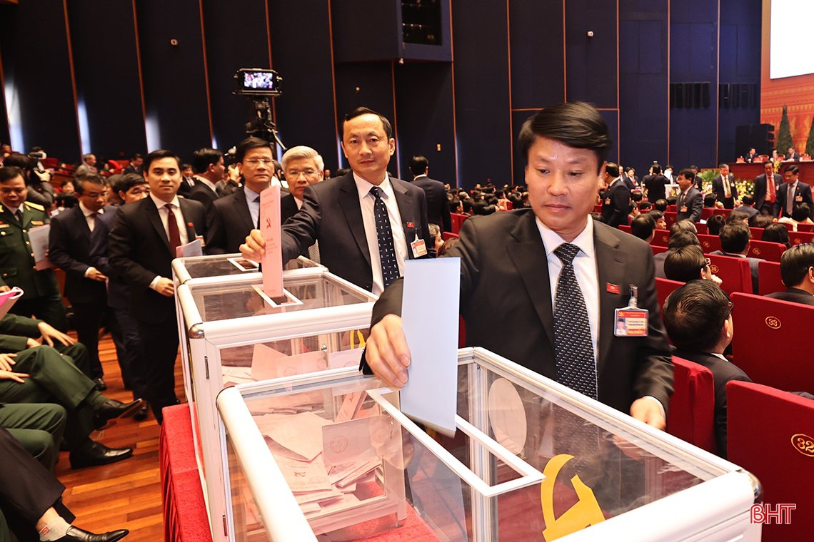 Đoàn đại biểu Hà Tĩnh tham gia bỏ phiếu bầu Ban Chấp hành Trung ương khóa XIII