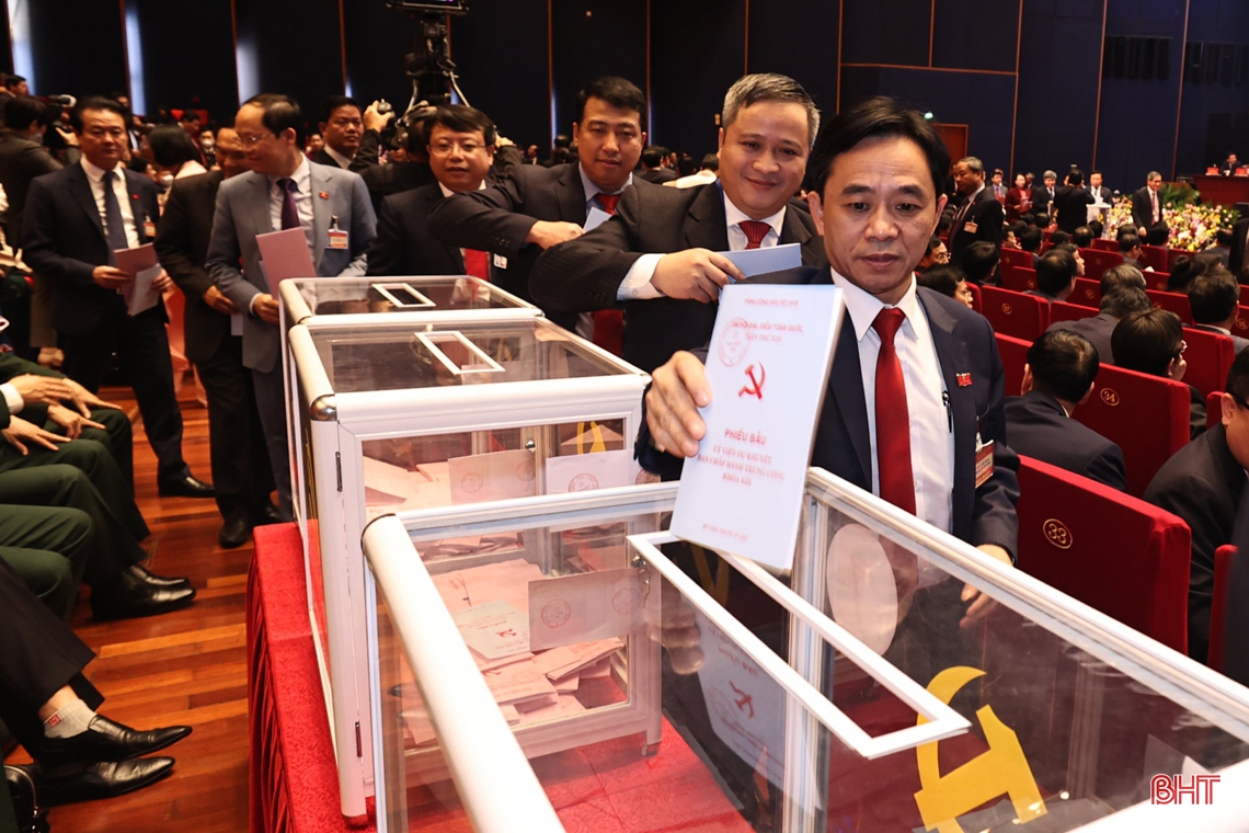 Đoàn đại biểu Hà Tĩnh tham gia bỏ phiếu bầu Ban Chấp hành Trung ương khóa XIII