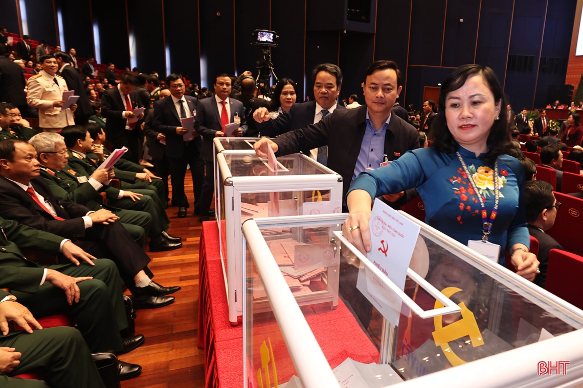 Đoàn đại biểu Hà Tĩnh tham gia bỏ phiếu bầu Ban Chấp hành Trung ương khóa XIII