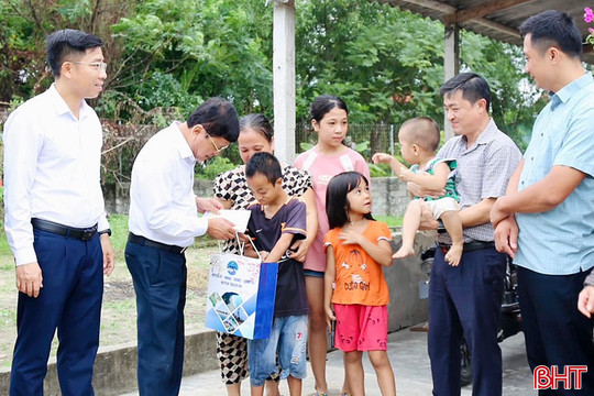 Trao quà Trung thu cho trẻ em khó khăn 