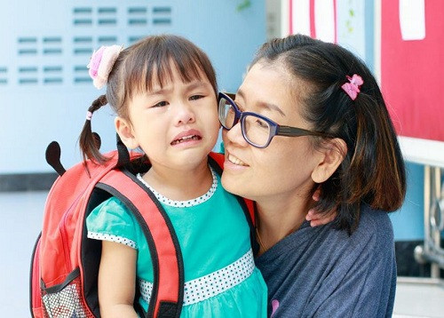 Cảm xúc của trẻ trong ngày đầu đi học phụ thuộc nhiều vào cách dẫn dắt của phụ huynh. Ảnh: Mumzstreet 7 lời khuyên dành cho phụ huynh có con sắp vào tiểu học