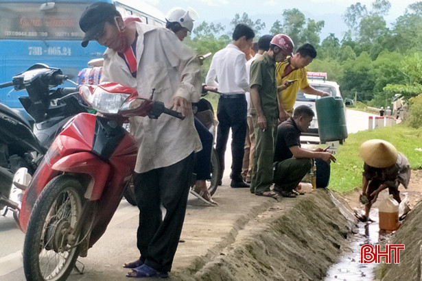 Xe đầu kéo va chạm với xe bồn, tài xế may mắn thoát nạn