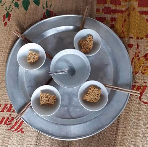 “Cám cảnh” mâm cơm cuối tháng của sinh viên