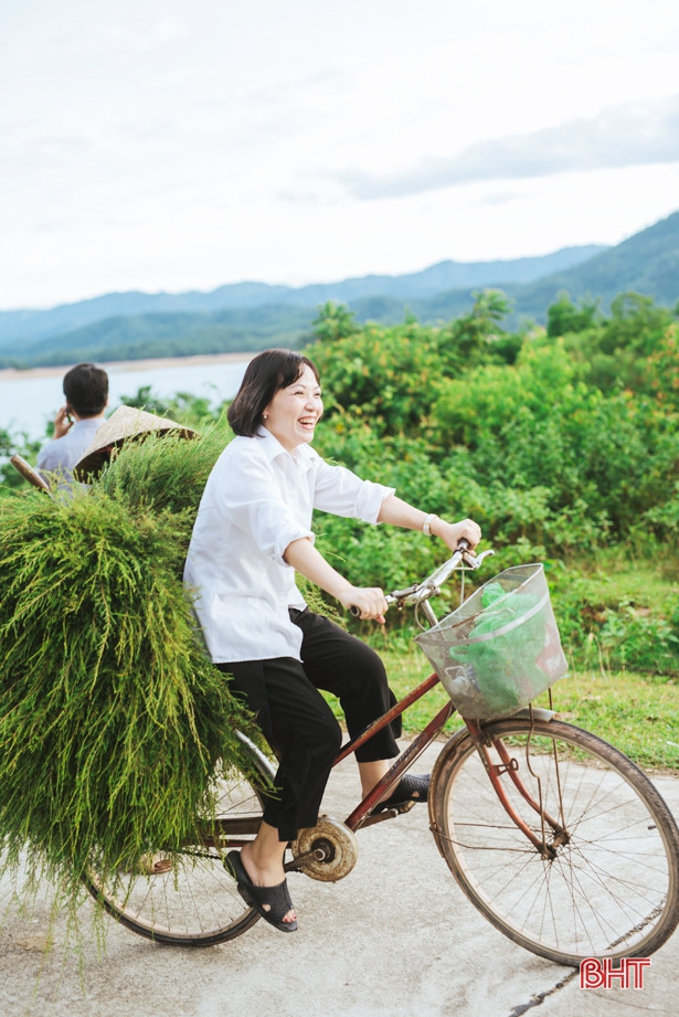“Chạm vào nỗi nhớ” với bộ ảnh sau 20 năm gặp lại của cựu học sinh Năng khiếu Hà Tĩnh