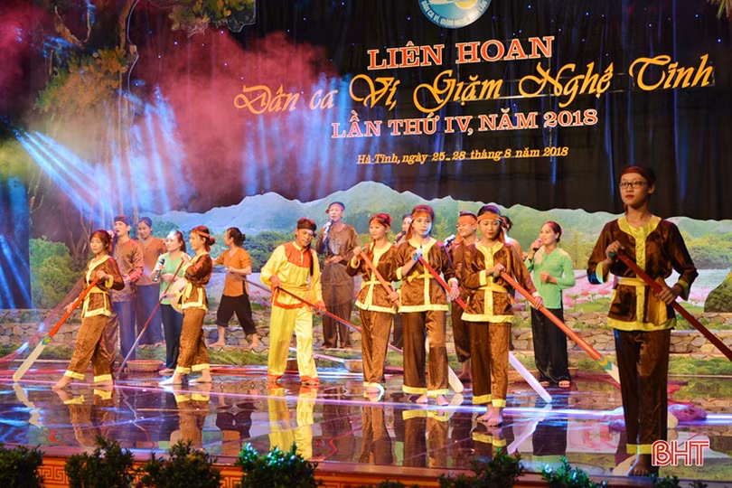 Khán giả Hà Tĩnh được thưởng thức nhiều tiết mục dân ca ví, giặm đặc sắc