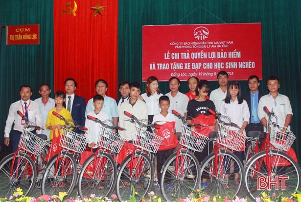 AIA Hà Tĩnh chi trả hơn 1,3 tỷ đồng cho khách hàng gặp rủi ro