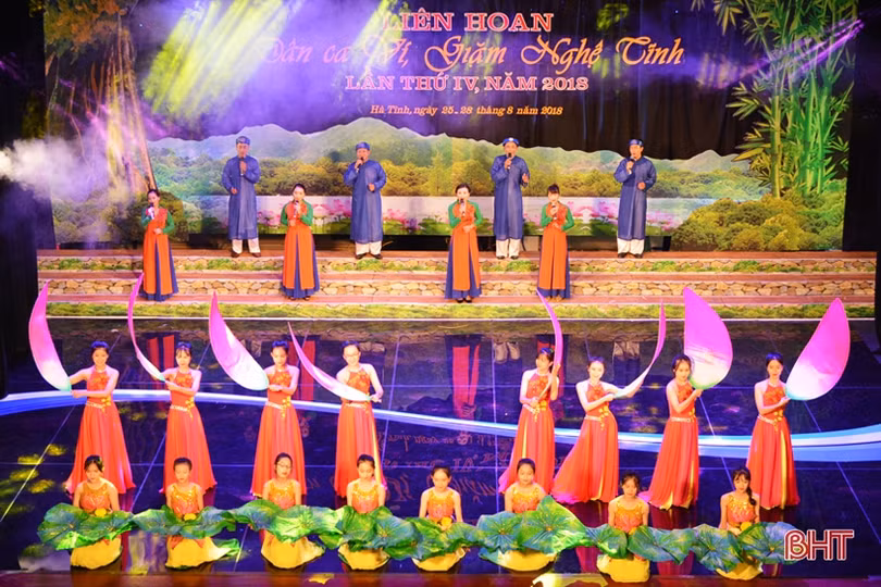 Khán giả Hà Tĩnh được thưởng thức nhiều tiết mục dân ca ví, giặm đặc sắc