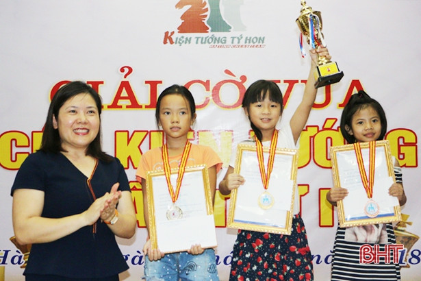 Nữ kỳ thủ cờ vua nhí đất Thành Sen ảnh 1 Nữ kỳ thủ cờ vua nhí đất Thành Sen