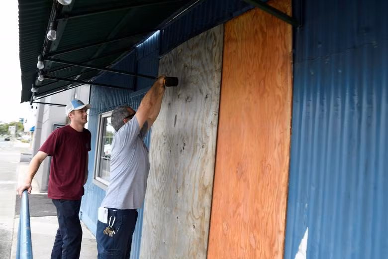 Người dân Hawaii đổ xô mua lương thực phòng siêu bão Lane