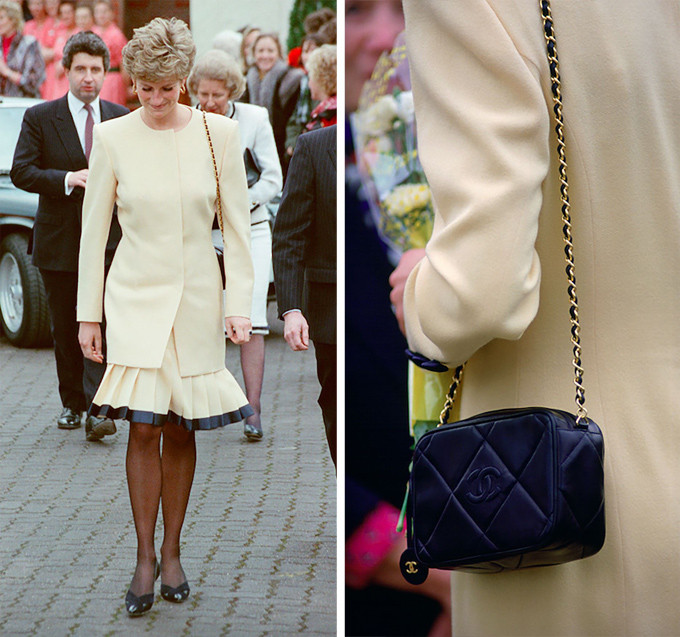 Diana không còn mặc đồ Chanel sau ly hôn Chanel từng là thương hiệu thời trang yêu thích của cố công nương. Tuy nhiên, sau khi chuyện ngoại tình của Thái tử Charles bị công bố và cặp vợ chồng hoàng gia đi đến ly hôn, Diana ngừng sử dụng trang phục, phụ kiện của nhà mốt danh tiếng nước Pháp. Nguyên nhân là logo Chanel với hai chữ C lồng vào nhau khiến bà liên tưởng tới "Charles và Camilla". 10 điều về thời trang của Công nương Diana ít người biết