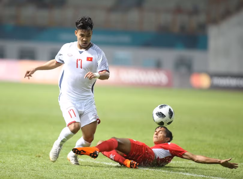 Trung vệ người Đức Thọ vào danh sách 8 cầu thủ ấn tượng của Việt Nam ở vòng bảng