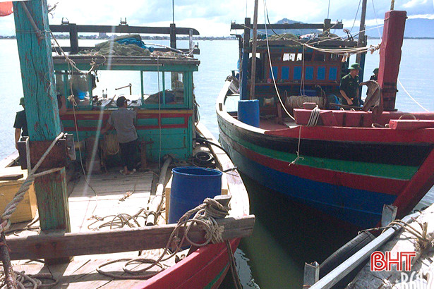Bắt giữ 2 tàu giã cào dùng kích điện khai thác hải sản
