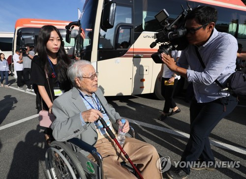 Đoàn Hàn Quốc tới địa điểm tổ chức sự kiện đoàn tụ các gia đình ly tán