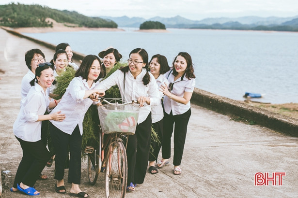 “Chạm vào nỗi nhớ” với bộ ảnh sau 20 năm gặp lại của cựu học sinh Năng khiếu Hà Tĩnh