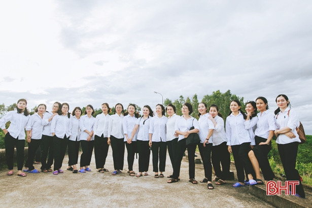 “Chạm vào nỗi nhớ” với bộ ảnh sau 20 năm gặp lại của cựu học sinh Năng khiếu Hà Tĩnh
