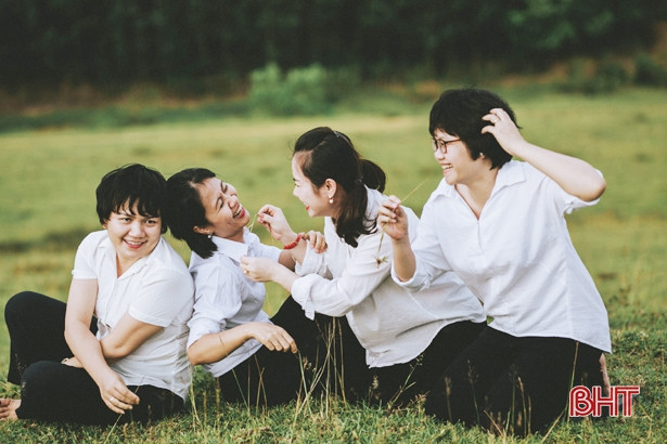 “Chạm vào nỗi nhớ” với bộ ảnh sau 20 năm gặp lại của cựu học sinh Năng khiếu Hà Tĩnh