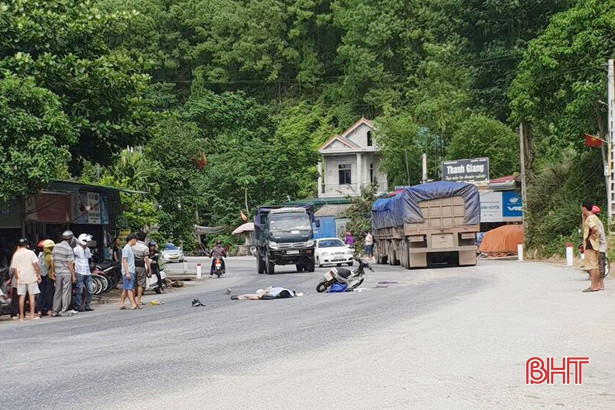 Va chạm với xe đầu kéo, người đi xe máy chết thảm