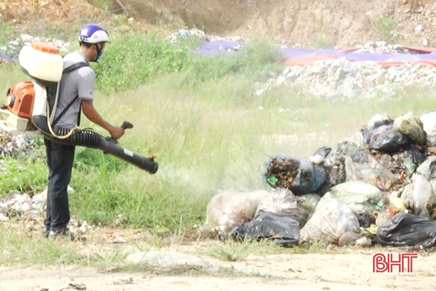 Đưa rác vào bãi tập kết Phượng Thành, “giải vây” cho thị trấn Đức Thọ