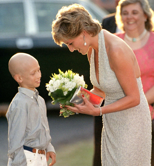 Diana không bao giờ đeo găng tay Hoàng gia Anh từng quy định rằng các thành viên hoàng gia đều phải đeo găng tay, đặc biệt là trong những sự kiện quan trọng. Tuy nhiên, cố công nương đã quyết định không sử dụng món phụ kiện này, kể cả khi chào đón bệnh nhân AIDS (Ở những năm 1980, nhiều người vẫn nghĩ căn bệnh thế kỷ có thể lây dù chỉ bắt tay). Diana làm vậy để được tiếp xúc gần gũi hơn với những người bà gặp. Ngoài ra, bà còn ngừng đội mũ khi vào bệnh viện thăm trẻ em, bởi "Bạn không thể âu yếm một đứa trẻ trong lúc đội mũ". 10 điều về thời trang của Công nương Diana ít người biết