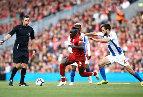 Thắng sít sao Brighton, Liverpool đánh chiếm ngôi đầu