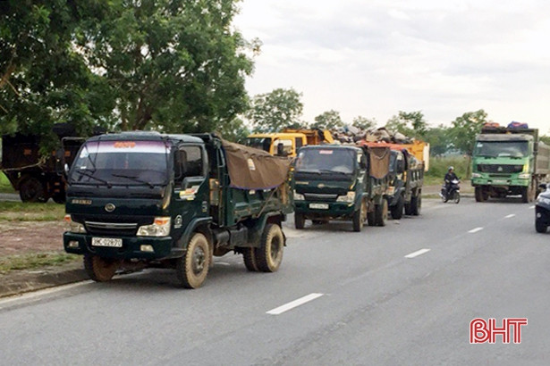 Đưa rác vào bãi tập kết Phượng Thành, “giải vây” cho thị trấn Đức Thọ