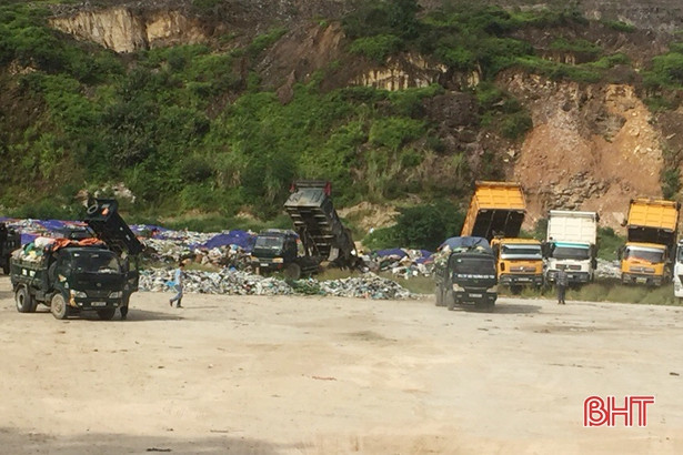 Đưa rác vào bãi tập kết Phượng Thành, “giải vây” cho thị trấn Đức Thọ