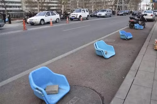 Những cách chiếm chỗ đỗ xe không tưởng trên phố