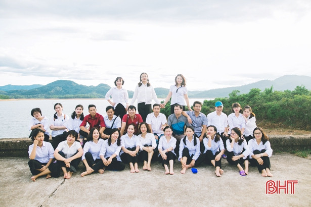 “Chạm vào nỗi nhớ” với bộ ảnh sau 20 năm gặp lại của cựu học sinh Năng khiếu Hà Tĩnh
