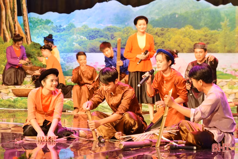 Khán giả Hà Tĩnh được thưởng thức nhiều tiết mục dân ca ví, giặm đặc sắc