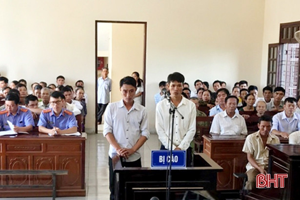 Bị ép uống rượu, nổi cáu “xúi” bạn lấy dao đâm người