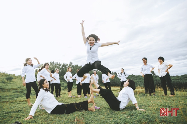 “Chạm vào nỗi nhớ” với bộ ảnh sau 20 năm gặp lại của cựu học sinh Năng khiếu Hà Tĩnh