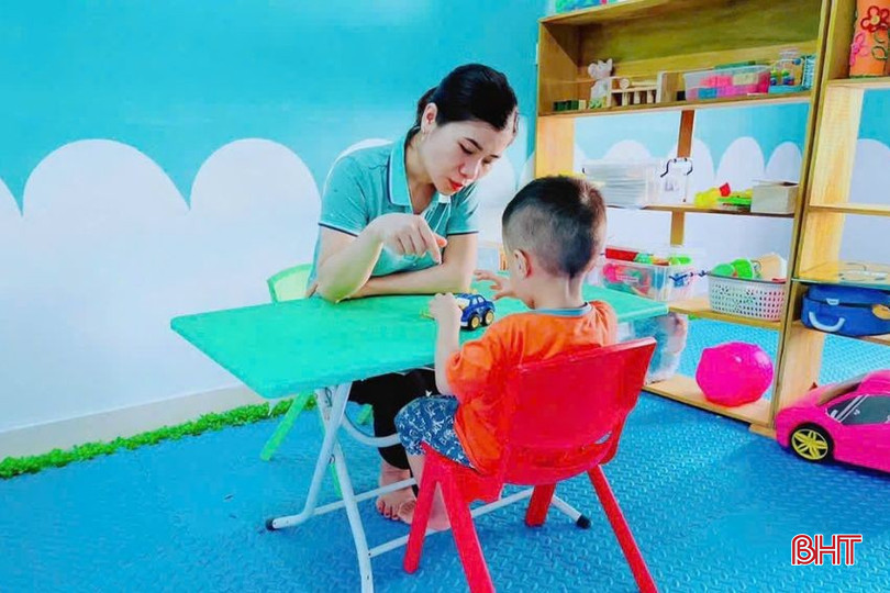 គ្រូបង្រៀននៅក្នុងវគ្គបង្រៀន 1: 1 ដែលផ្តោតលើកុមារ។ Giáo viên trong một tiết học tập trung kèm 1:1 cho trẻ.