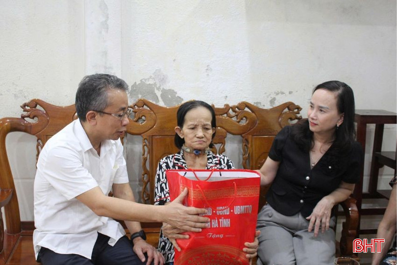 Anschließend besuchten der Vorsitzende des Inspektionsausschusses des Provinzparteikomitees und die Delegation Frau Tran Thi Binh (geboren 1956 im Dorf Kim Thanh, Gemeinde Dong Loc), eine Kriegsinvalide im vierten Lebensjahr, überreichten ihr Geschenke und machten ihr Mut. bqbht_br_2.jpg