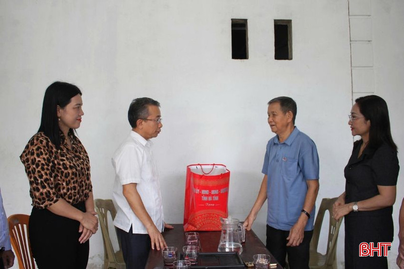Der Vorsitzende der Inspektionskommission des Provinzparteikomitees, Ha Van Trong, und die Delegation besuchten Herrn Nguyen Van Phuc (geboren 1945 im Dorf Trai Le, Gemeinde Xuan Loc), einen Kriegsinvaliden im vierten Lebensjahr, und überreichten ihm Geschenke. bqbht_br_1.jpg