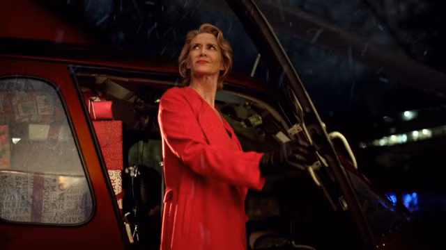 phat sot voi ba gia noel mang phong diep vien 007